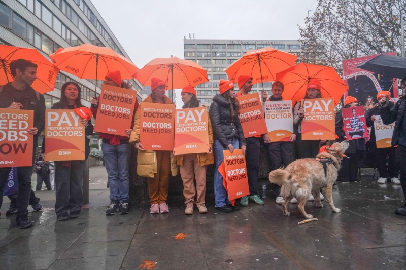 Resident doctors announce a 5-day strike just before Christmas, unhappy with their wages, in England. They demand the adjustment to the actual level of 2008