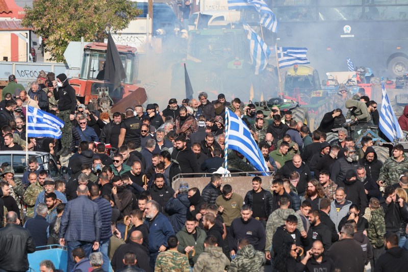 Crete, paralyzed by farmers' protests. Thousands of trucks blocked the island. Protesters threw stones at the police