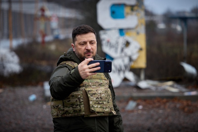 VIDEO The Ukrainian army announces that it has encircled the Russian troops in Kupiansk. Image shot by Zelenski right on the front: How it was filmed