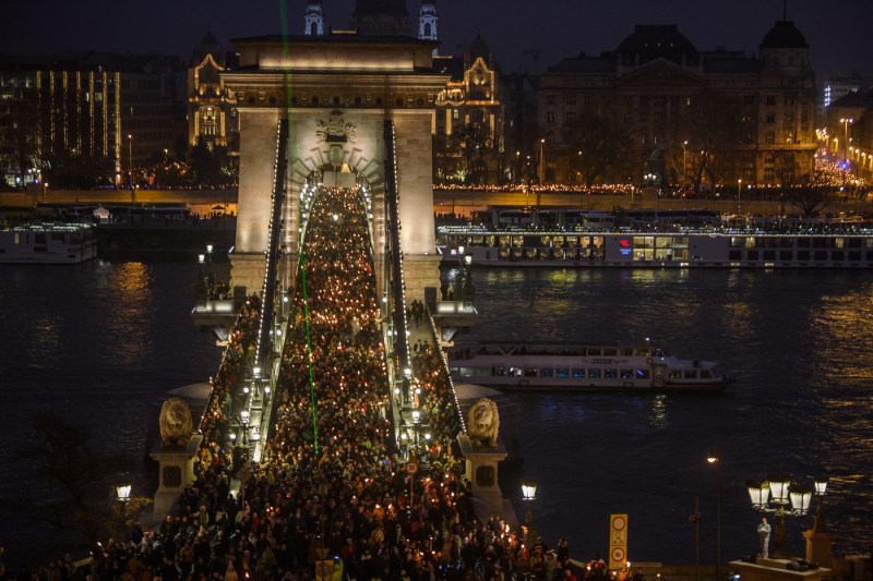 PHOTO/VIDEO Protest with tens of thousands of people in Budapest. Accusations against Viktor Orban's government: