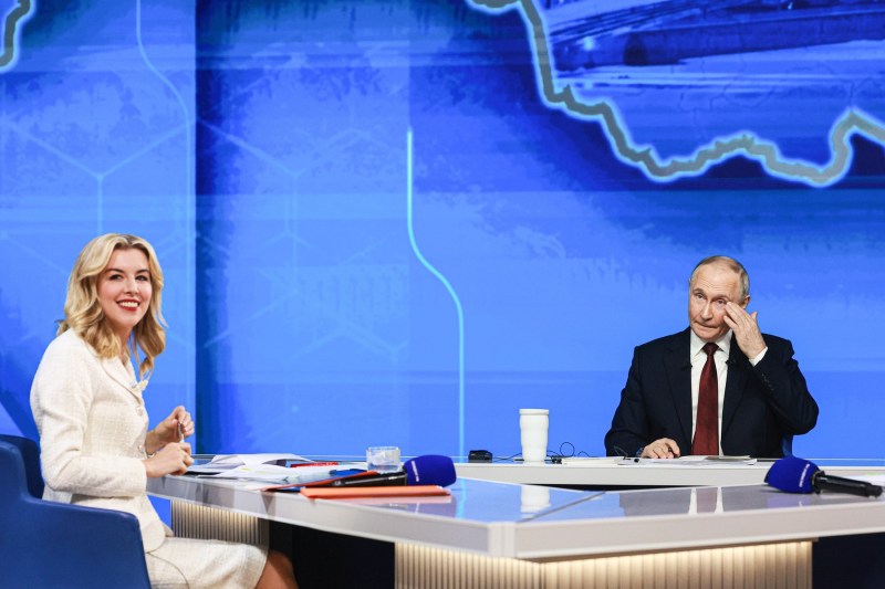 Unprecedented moment in Putin's marathon press conference. The personal question he answered with one word