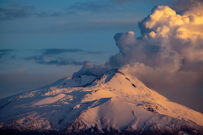 VIDEO The Etna volcano intensifies its activity. The authorities have raised the level of alert