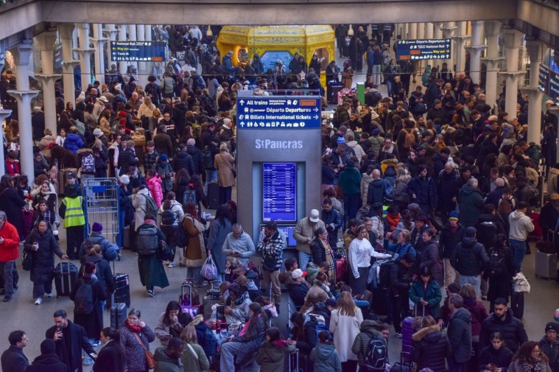 Major blockage in the Channel Tunnel. The day before New Year's Eve, all Eurostar trains between London, Paris, Amsterdam and Brussels are suspended