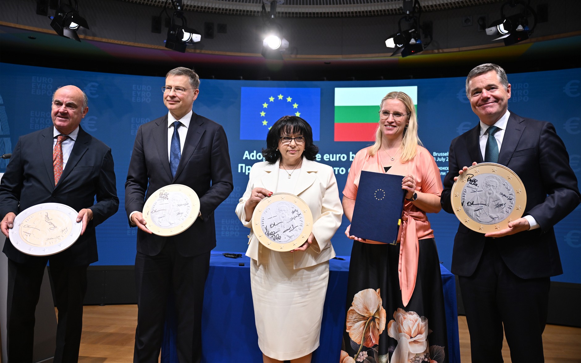 Vice-President of the European Central Bank Luis de Guindos, EU Commissioner Valdis Dombrovskis, Deputy Prime Minister and Minister of Finance of Bulgaria Temenuzhka Petkova, Minister of Economy of Denmark Stephanie Lose and President of the Eurogroup Paschal Donohoe at a signing ceremony celebrating the final stages of Bulgaria's accession to the euro area, Brussels, 8 July 2025. 