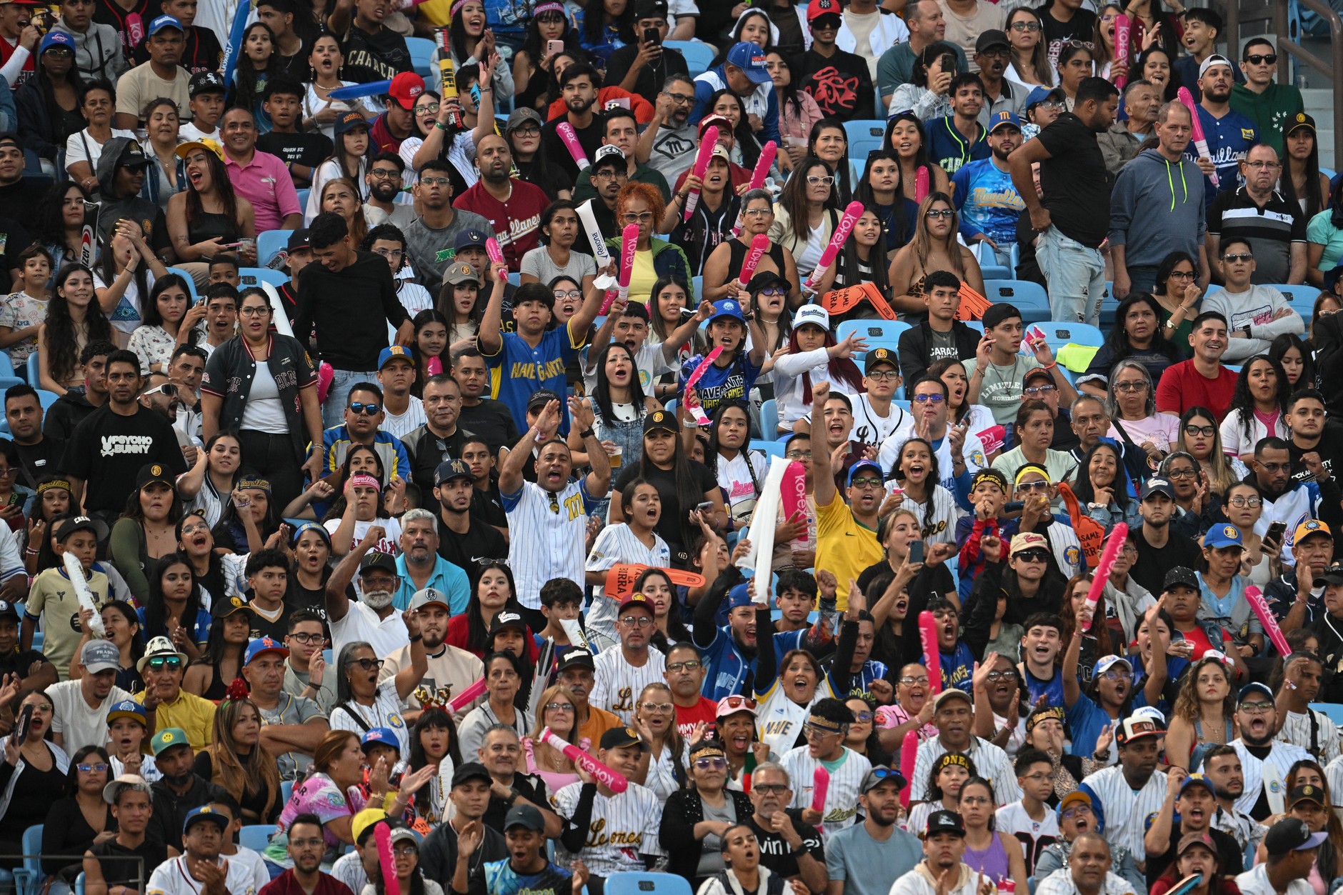 Kibice podczas meczu baseballowego na stadionie im. Simona Bolivara. Caracas, 21 grudnia 2025 r.