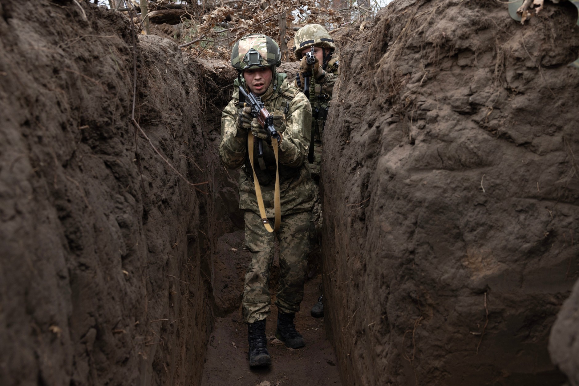Ukrainian soldiers exercise in trenches during training in the Dnipropetrovsk region, March 13, 2025.