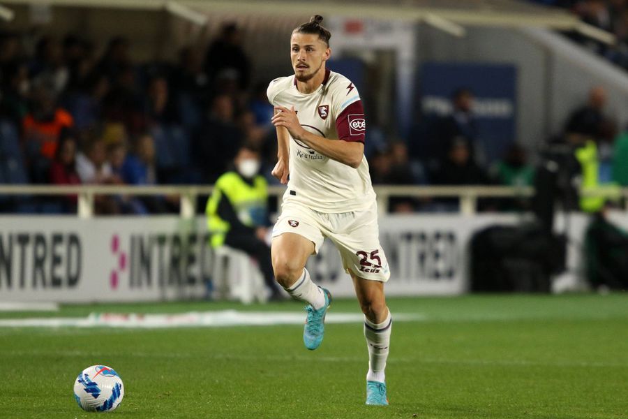 Radu Drăgușin played 486 minutes at Salernitana (7 matches), where he was loaned by Genoa in 2021-2022 / Photo: Imago The competition in Serie A for Drăgușin is intensifying! » Two top clubs are now trying a permanent transfer