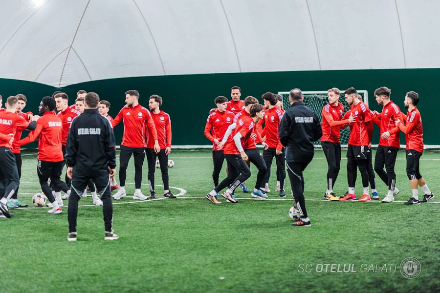 Image from Oțelulu's balloon training / photo: Oțelul Galați Facebook General mobilization » The fans of the team hoping for the play-offs took up shovels and cleared the field of snow