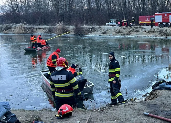 The men were brought ashore by rescuers PHOTO: ISU Olt