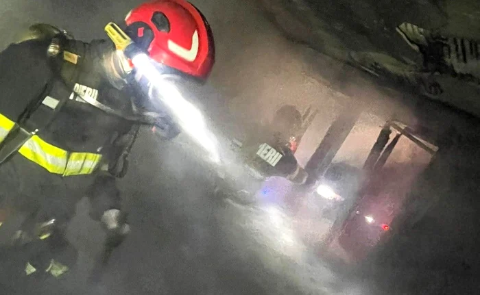 Firefighters intervene in the fire PHOTO: Gazeta Vâlceană