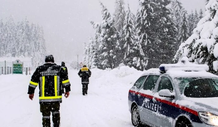 The Romanians carried the safe on the ski slope PHOTO EPA-EFE / Michael Gruber