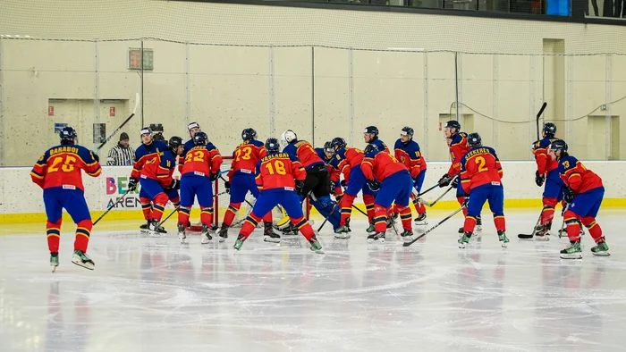 The Romanian team, in a break between halves PHOTO Facebook FRHG