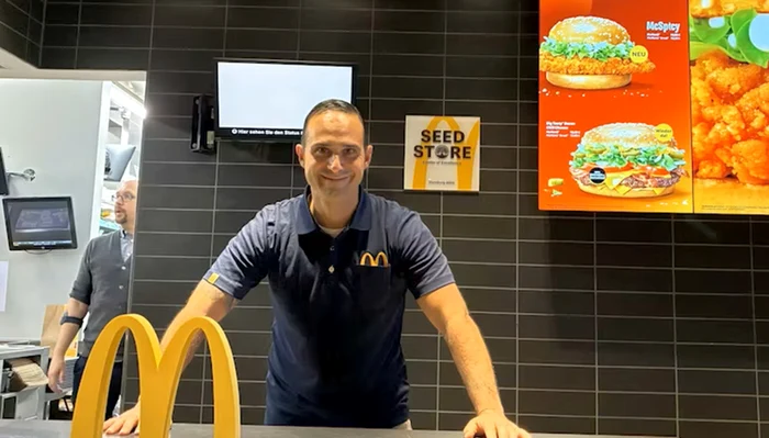 Alexander Nouri, proud of his new job. Photo X