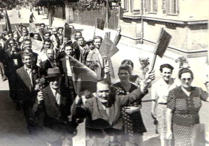 Romanians welcoming the Red Army PHOTO Online photo library of Romanian communism