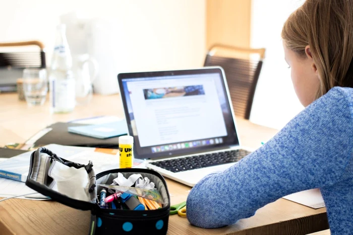Approximately 3,000 students will take online courses on Tuesday/PHOTO: Pixabay