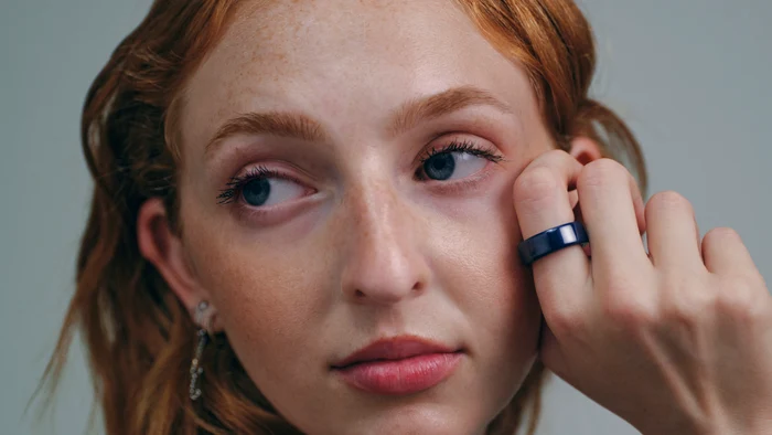 ŌURA ring, woman who wears a ring