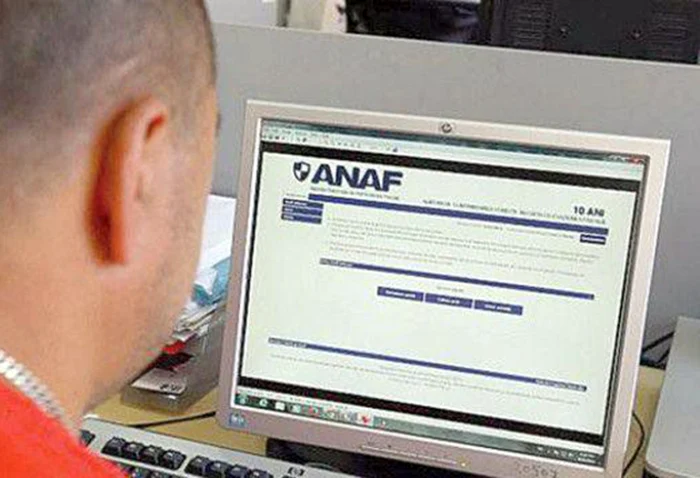 A man looks at the ANAF website to see what debts he has