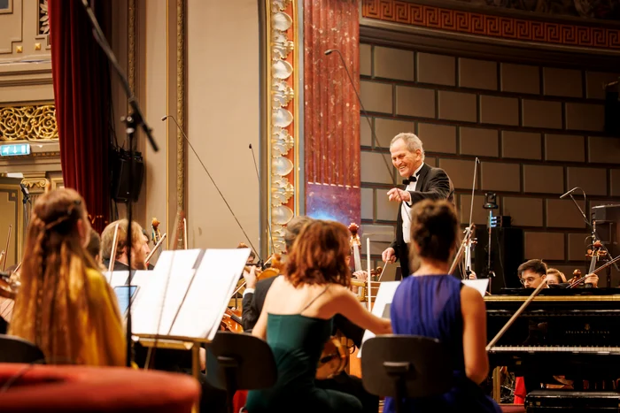 Maestro Cristian Mandeal at the lectern of the Romanian Youth Orchestra