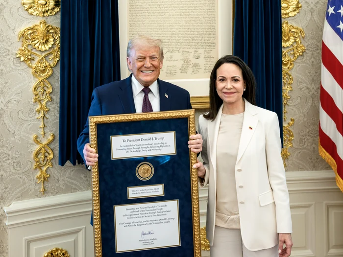 María Corina Machado presented Donald Trump with the Nobel Peace Prize medal photo White House png