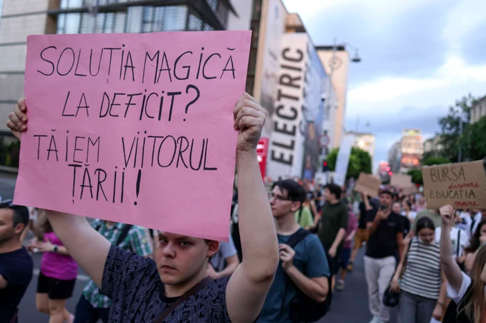 Students demonstrated in 2025, after the scholarship budget was cut PHOTO: Inquam Photos/Octav Ganea
