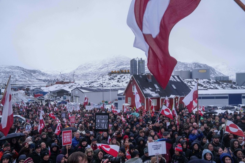 Thousands of people protested, on Saturday, in front of the US consulate in Nuuk, the capital of Greenland Photo: Profimedia