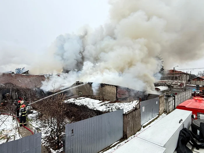 A major fire broke out in several houses. PHOTO: ISU Bucharest