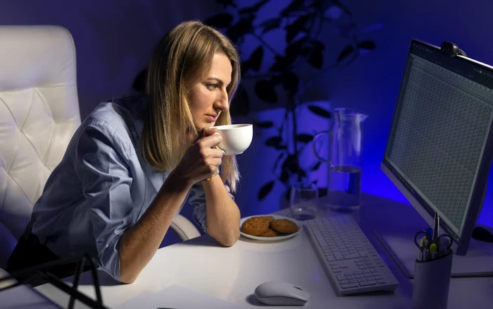 Working long night shifts can affect your health, some studies show. Photo: Freepik.com
