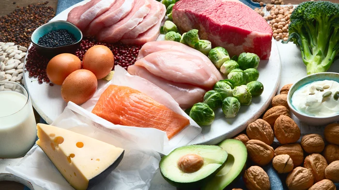proteine, carne, peste, oua, branza, avocado