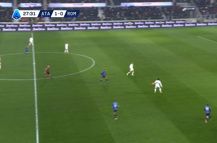 Hermoso, a few meters from Scamacca, takes it wide with his right foot