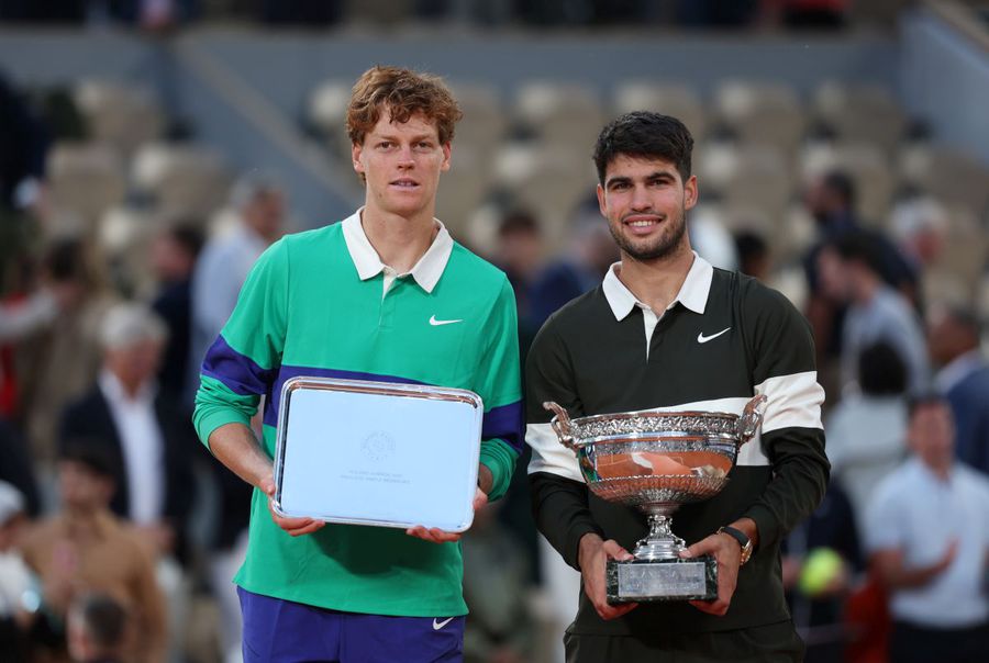 Jannik Sinner and Carlos Alcaraz after the 2025 Roland Garros final / Photo: Getty Images Ex-World No. 5 vs 'The Coach' War: 'You'll Never Know What It Means!'