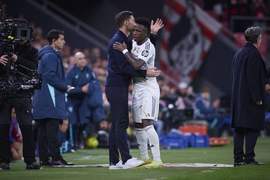 Vinicius hugs Xabi Alonso when leaving the field / Photo: Imago Vinicius Jr. responded to Real Madrid » Waives bonus and signs: