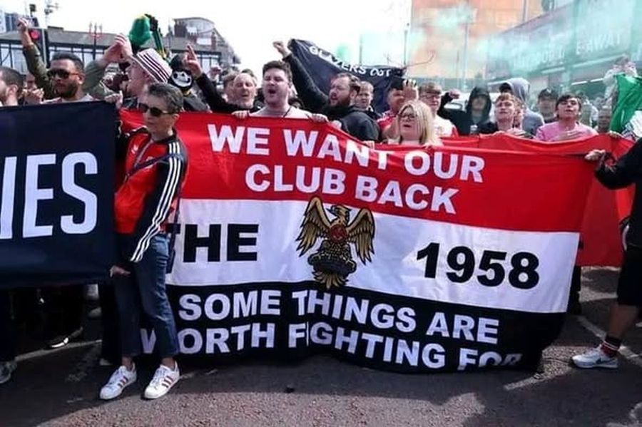Supporters attack Manchester United boss: 'An incompetent clown'