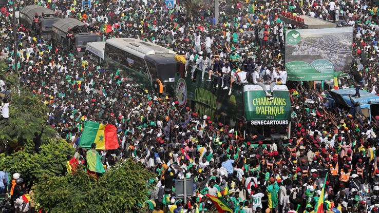 The players of the Senegalese national team celebrated the triumph of the Africa Cup on the streets / photo: Reuters