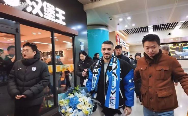 Cool images with Nicolae Stanciu upon arrival in China // PHOTO: Instagram