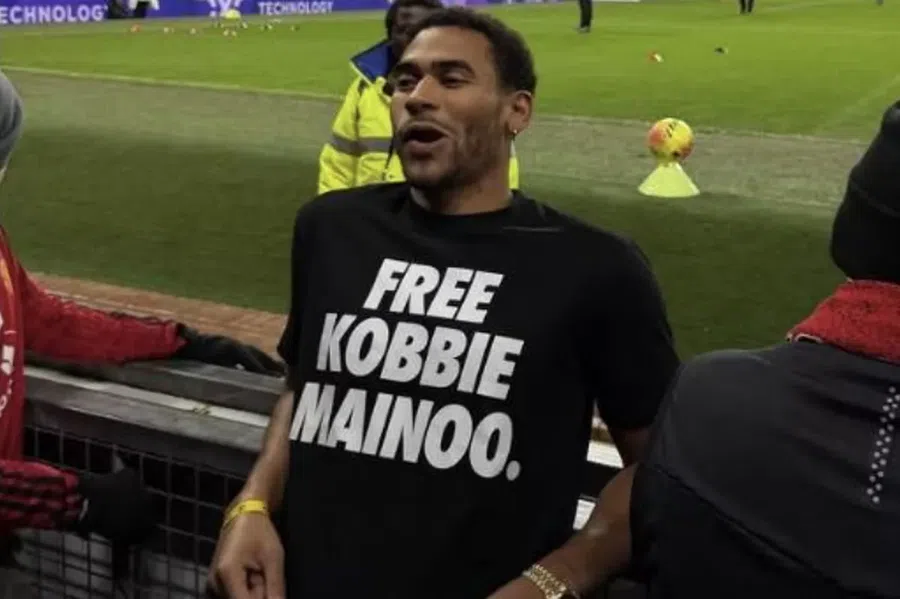 The shirt worn by Kobbie Mainoo's brother / photo: The Mirror The Manchester United footballer had fun at the expense of Ruben Amorim's dismissal