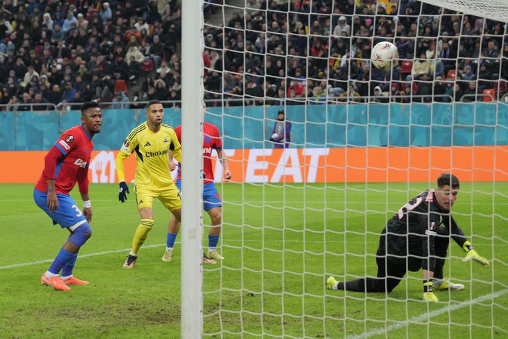 Siyabonga Ngezana, Ștefan Târnovanu, FCSB - Fenerbahce // Photo: Andrei Furnigă