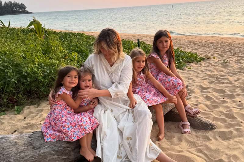 A star from Romania has just announced that she is pregnant with her fifth child: 