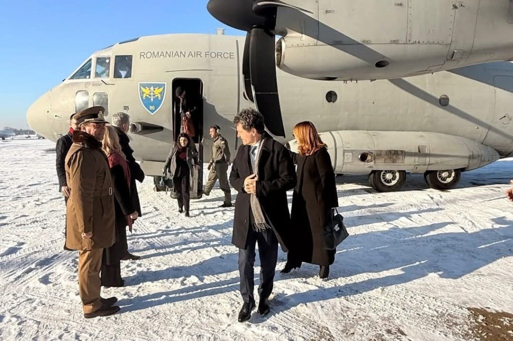 Nicusor Dan gets off the Spartan plane with which he traveled to Paris. Photo: Facebook