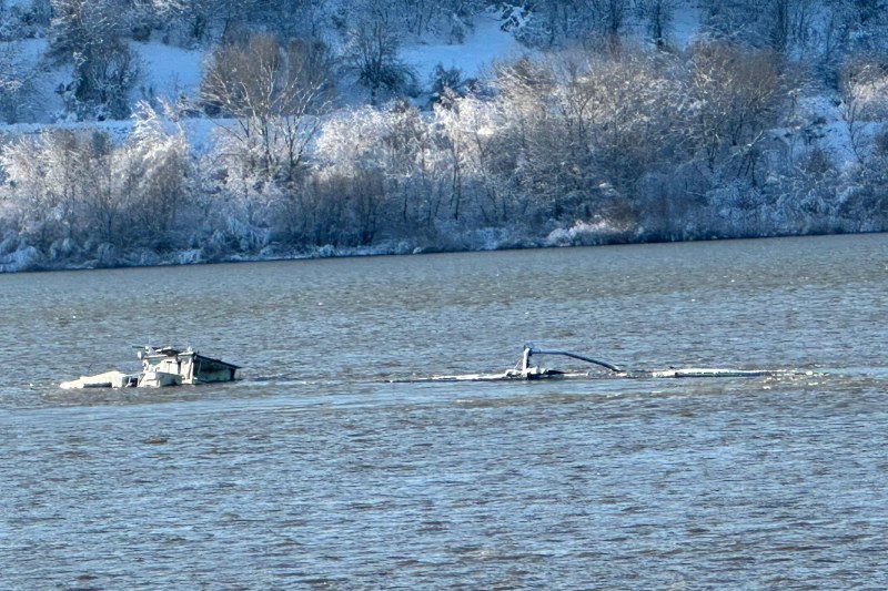 A barge with over 1,100 tons of chemical fertilizer sank in the Danube near the town of Zimnicea