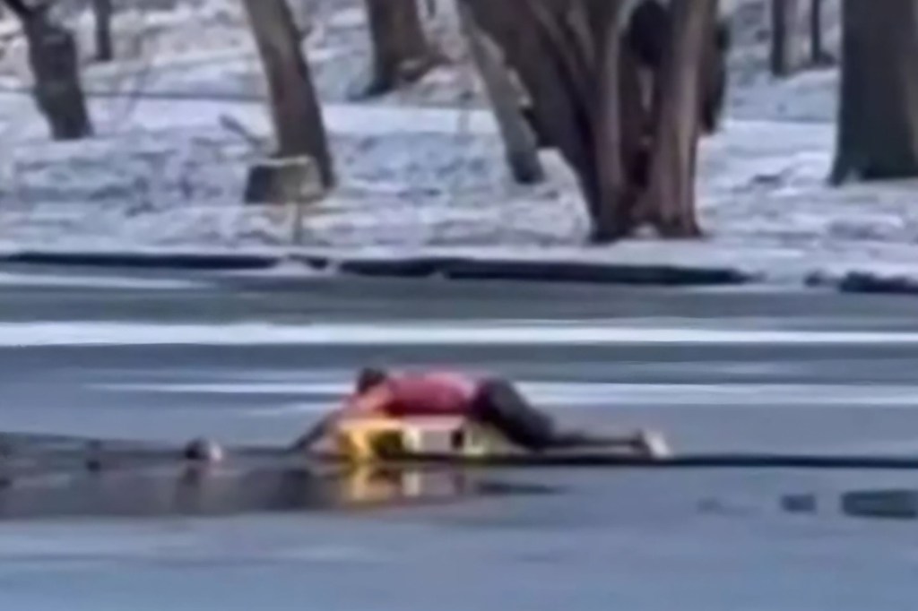 The moment the Indian migrant tries to save the five-year-old girl from the freezing water Photo: Facebook capture
