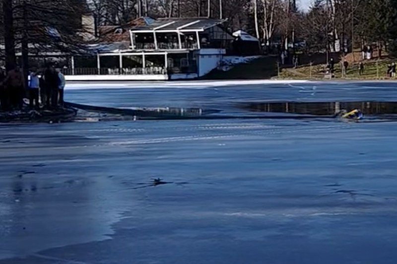 VIDEO A Nepalese man jumped into the frozen lake and saved a 5-year-old girl who fell into the water, in Craiova.