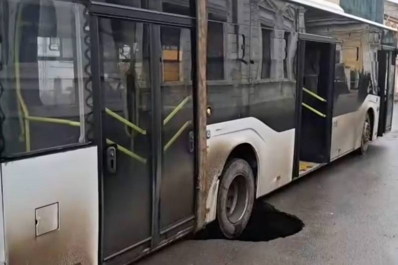 PHOTO / VIDEO A bus with passengers from Brăila remained with its wheels stuck in a crater that suddenly appeared in the asphalt
