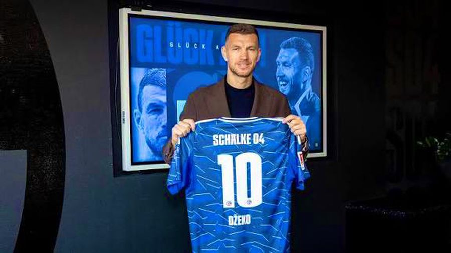 Dzekomania in Gelsenkirchen » Schalke supporters bought thousands of t-shirts of the 39-year-old striker!