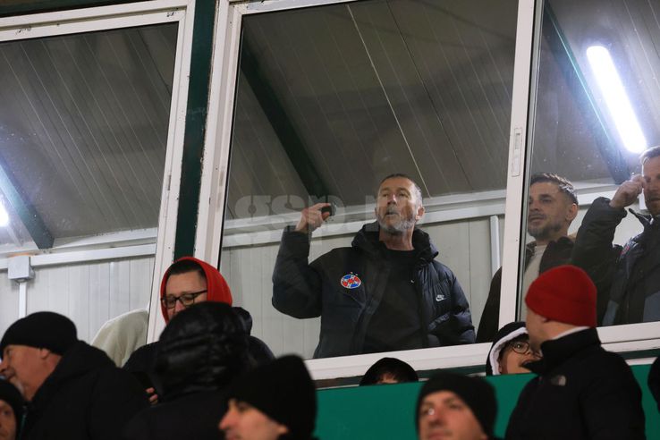 Mihai Stoica, in conflict with the spectators in Argeș - FCSB / PHOTO: Ionuț Iordache (GSP.ro)
