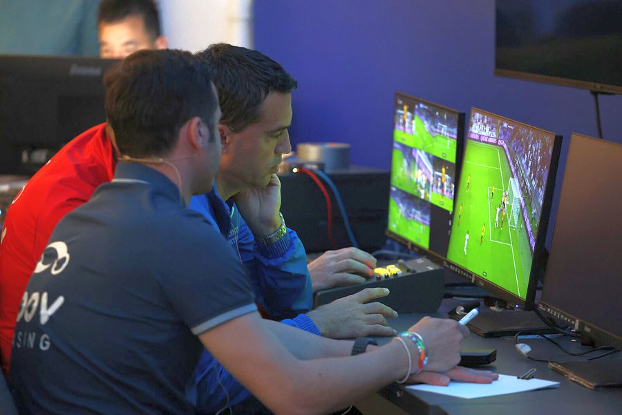 Ovidiu Hațegan tested the VAR simulator. Photo: frf.ro The head of the VAR was