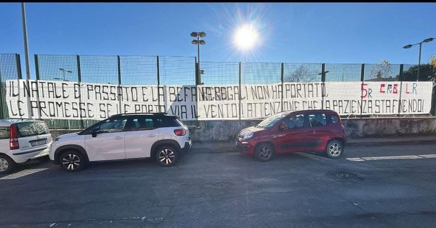 The banner displayed by Genoa fans at the training base / Photo: pianetagenoa1893 Dan Şucu's first decision after the Genoa fans' protest » Daniele De Rossi made the announcement