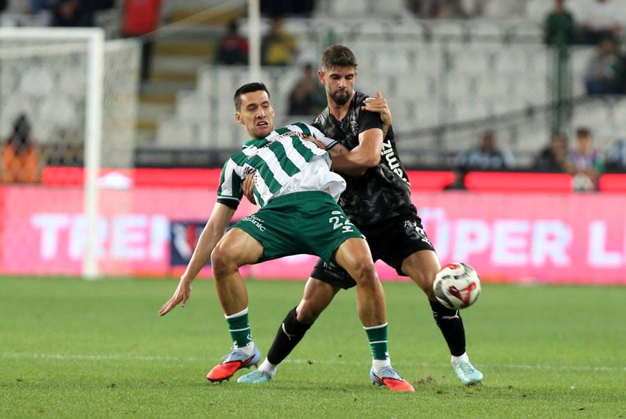 Umit Akdag, in black, is on Trabzonspor's list/ photo Imago Images The coach insists on Umit Akdag: top of the list for the Super Lig colossus