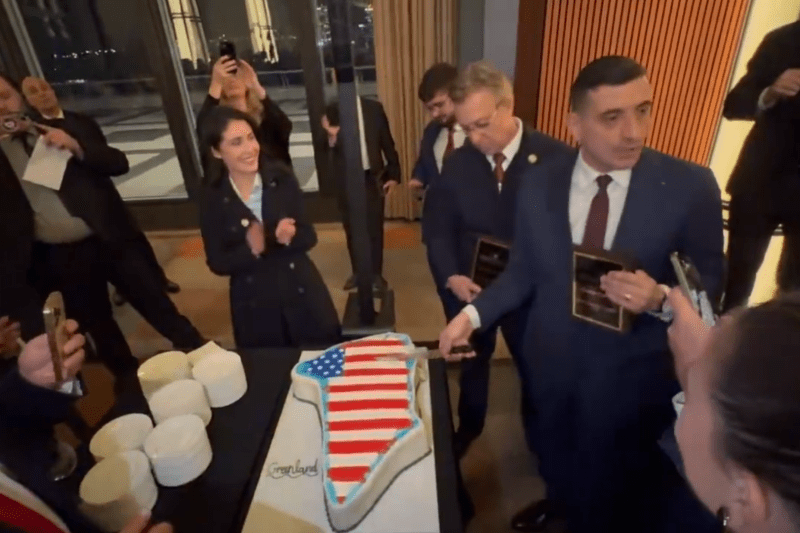 VIDEO George Simion, filmed cutting a cake in the shape of Greenland, 