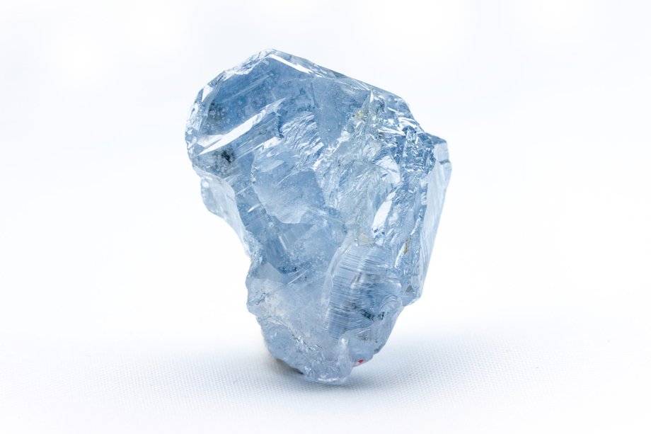 The found diamond belongs to the ultra-rare type IIb stones. It weighs almost 42 carats.