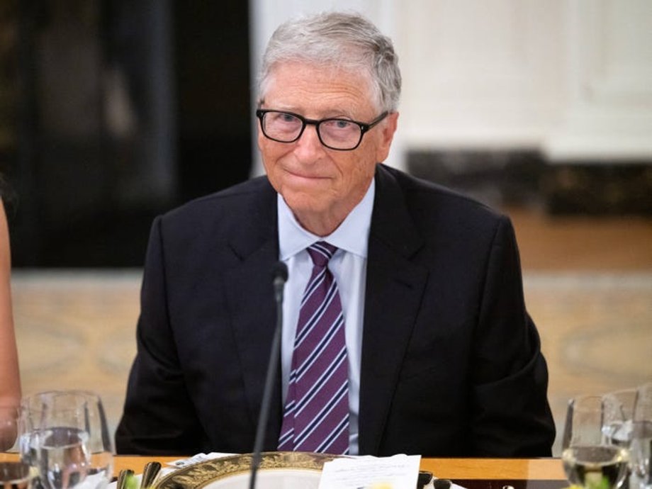Bill Gates zbudował fortunę jako współzałożyciel Microsoftu i dominując w erze oprogramowania dla komputerów osobistych.